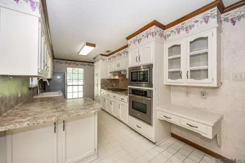 Kitchen - 14913 Crystal Dr, Pride, LA 70770 photo 4 of 4