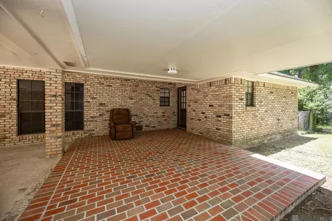 Exterior - 14913 Crystal Dr, Pride, LA 70770 photo 5 of 10