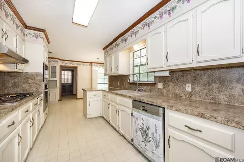 Kitchen - 14913 Crystal Dr, Pride, LA 70770 photo 3 of 4