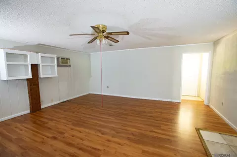 Living - 607 Maureen Dr, Baker, LA 70714 photo 3 of 5