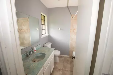 Bath - 607 Maureen Dr, Baker, LA 70714 photo 2 of 2