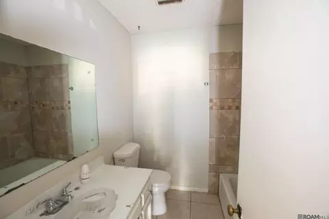Bath - 607 Maureen Dr, Baker, LA 70714 photo 1 of 2