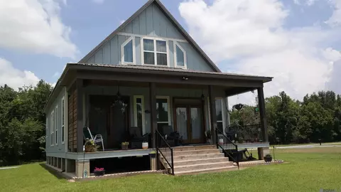 10082 Swanson Rd, Port Allen, LA 70767