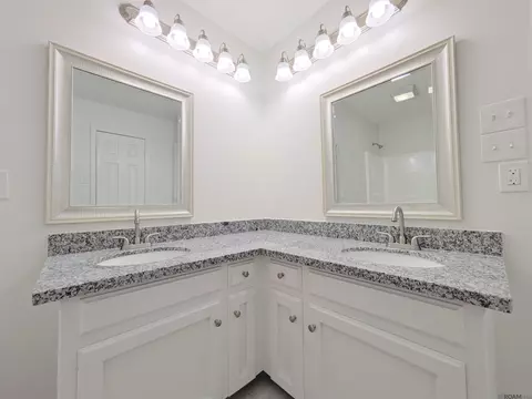 Bath - 13939 J R Dr, Walker, LA 70785 photo 2 of 3