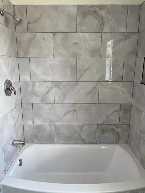 Bath - 27499 Tall Oaks Dr, Walker, LA 70785 photo 3 of 3