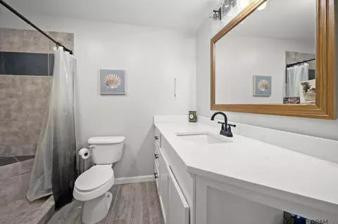 Bath - 32027 Pats Ln, Springfield, LA 70462 photo 1 of 2