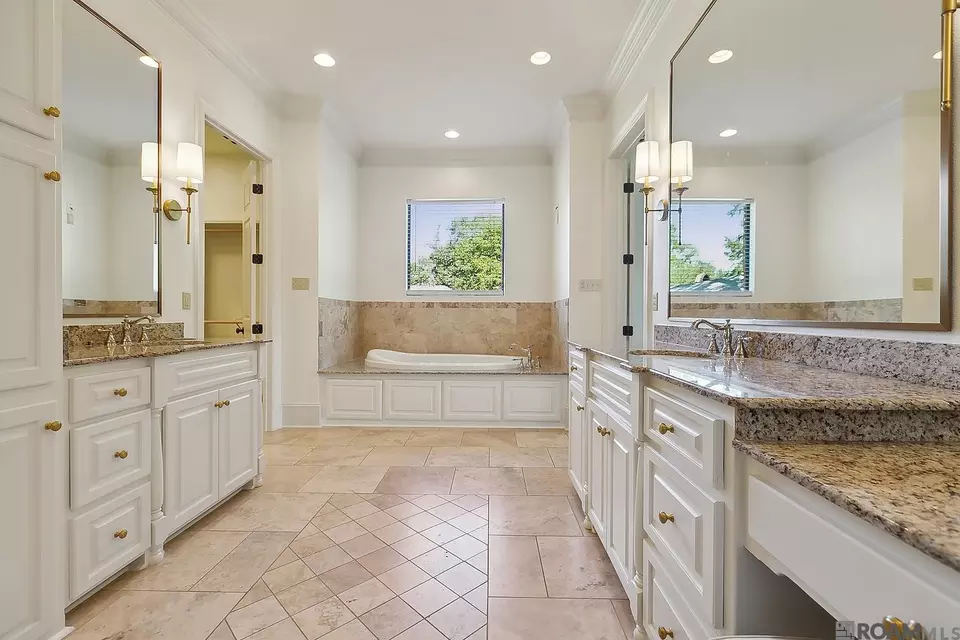 Bath - 9631 Myrtle Ln, Baton Rouge, LA 70810 photo 2 of 8