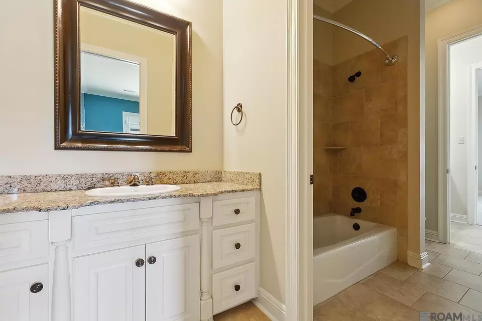 Bath - 9631 Myrtle Ln, Baton Rouge, LA 70810 photo 6 of 8