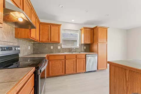 Kitchen - 40406 Fitzgerald Dr, Darrow, LA 70725 photo 2 of 3