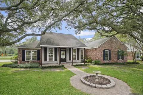 2607 Riverside Dr, Port Allen, LA 70767