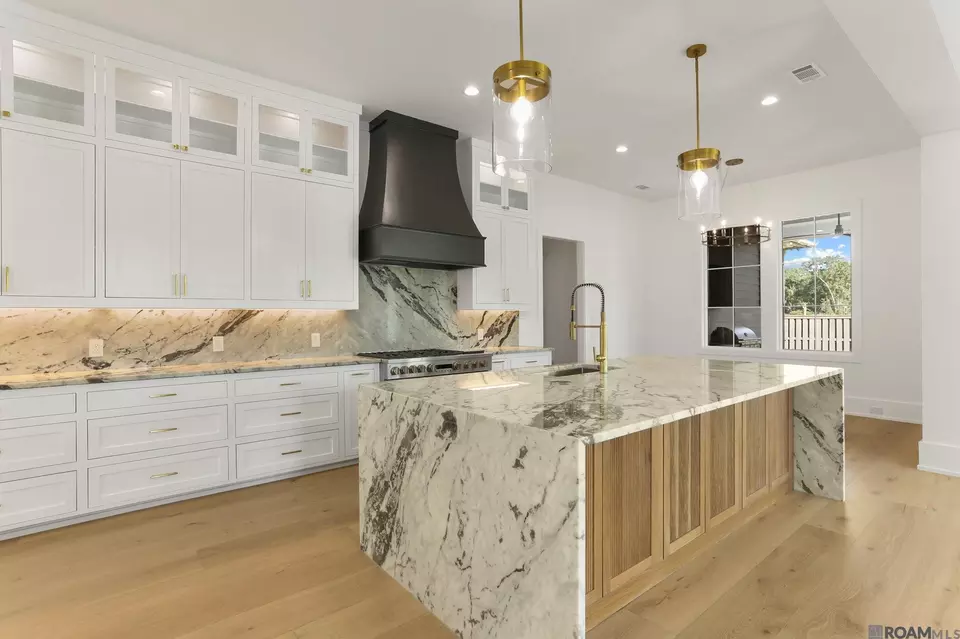 Kitchen - 154 Magnolia Wood Ave, Baton Rouge, LA 70808 photo 2 of 5