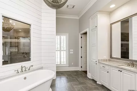 Bath - 16520 Hubbs Rd, Pride, LA 70770 photo 2 of 7
