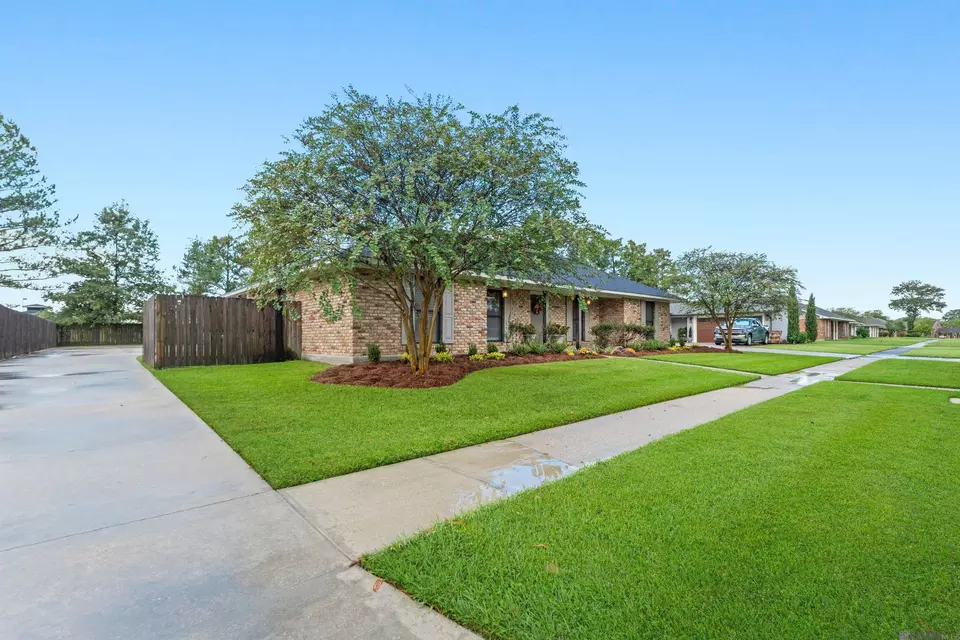 Exterior - 15132 Seven Pines Ave, Baton Rouge, LA 70817 photo 3 of 4