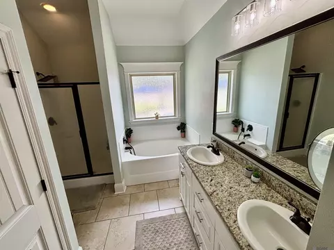Bath - 12431 Three Lakes Dr, Walker, LA 70785 photo 2 of 2