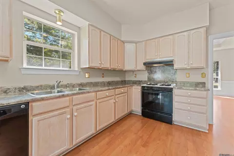 Kitchen - 4761 Sharp Rd, Mandeville, LA 70471 photo 3 of 3