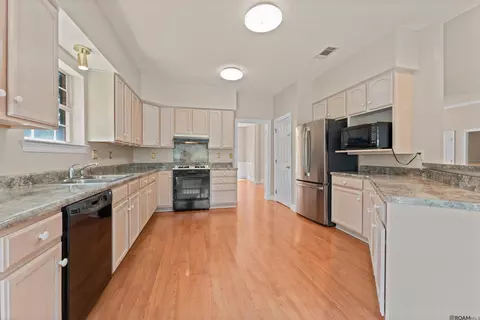 Kitchen - 4761 Sharp Rd, Mandeville, LA 70471 photo 2 of 3