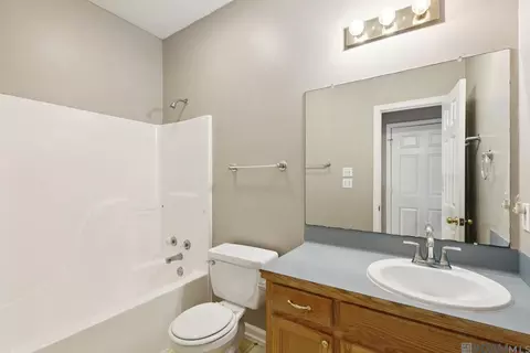 Bath - 804 Circle Dr, Baker, LA 70714 photo 2 of 3