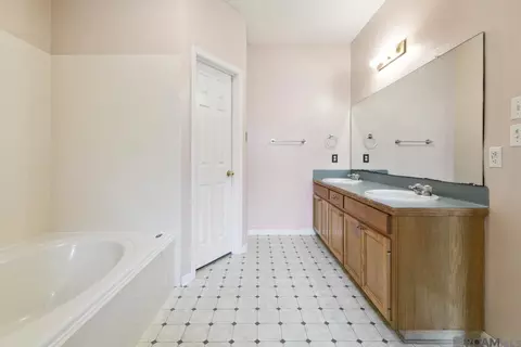 Bath - 804 Circle Dr, Baker, LA 70714 photo 3 of 3