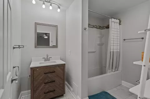 Bath - 11334 Sandra Dr, Walker, LA 70785 photo 2 of 3