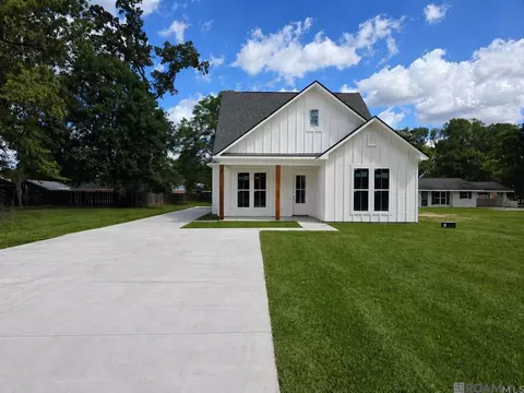 12079 Pendarvis Ln, Walker, LA 70785