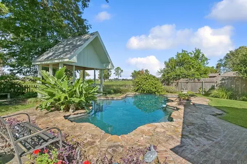 2223 W Canterbury Dr, Laplace, LA 70068
