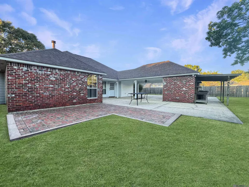 Exterior - 5003 S Laurel Creek Ct, Baton Rouge, LA 70817 photo 3 of 4