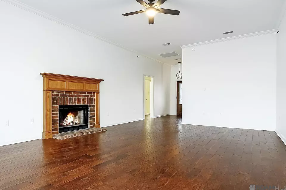 Living - 5003 S Laurel Creek Ct, Baton Rouge, LA 70817 photo 2 of 4