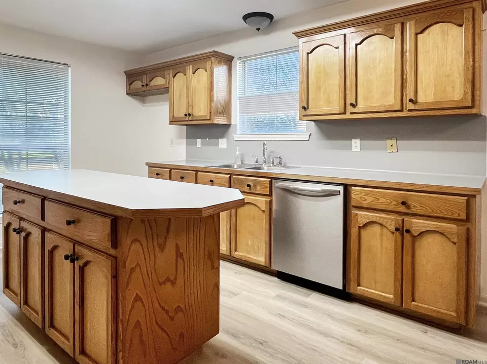 Kitchen - 5003 S Laurel Creek Ct, Baton Rouge, LA 70817 photo 2 of 2
