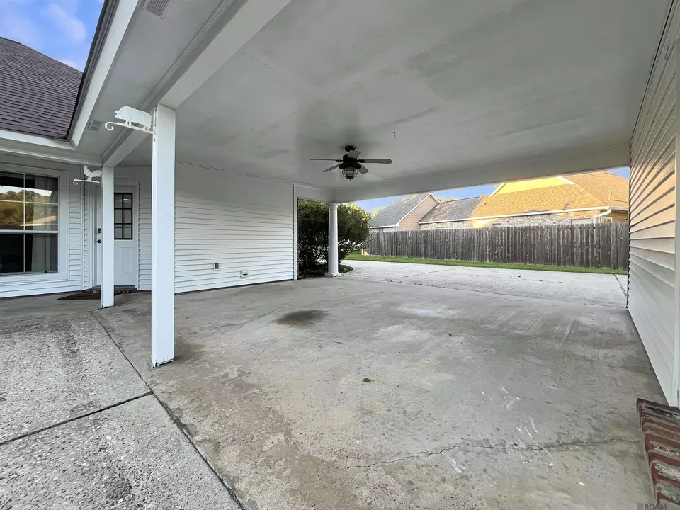 Exterior - 5003 S Laurel Creek Ct, Baton Rouge, LA 70817 photo 4 of 4