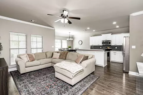 9166 Cypress Lake Dr, Denham Springs, LA 70726