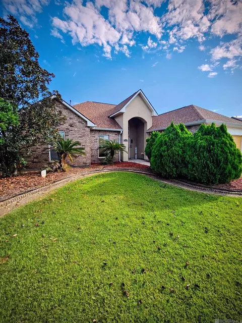 5302 Faulkner Dr, Darrow, LA 70725