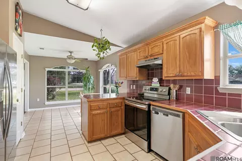 Kitchen - 30575 E Trace Dr, Walker, LA 70785 photo 2 of 3