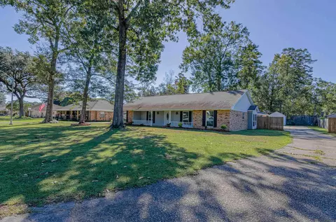5707 Landmor Dr, Greenwell Springs, LA 70739