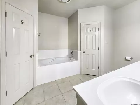 Bath - 12781 Landon Dr, Walker, LA 70785 photo 2 of 2