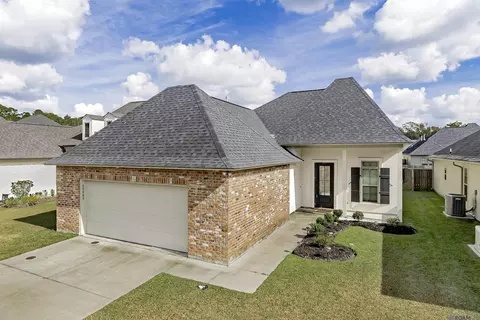 28048 Memorial Ln, Denham Springs, LA 70726