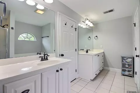 Bath - 13009 Robin Dr, Walker, LA 70785 photo 1 of 3