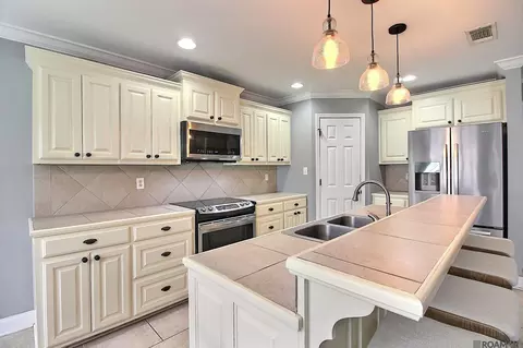 Kitchen - 13009 Robin Dr, Walker, LA 70785 photo 3 of 5