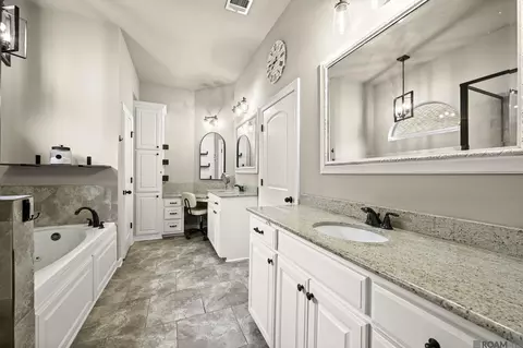 Bath - 12331 Oak Fields Dr, Geismar, LA 70734 photo 2 of 4
