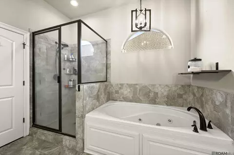 Bath - 12331 Oak Fields Dr, Geismar, LA 70734 photo 3 of 4