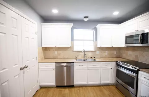 Kitchen - 12501 Hidden Ridge Dr, Walker, LA 70785 photo 2 of 2