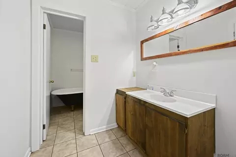 Bath - 1725 Cedar Ave, Jackson, LA 70748 photo 1 of 2