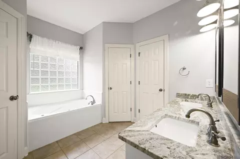 Bath - 34122 Springlake Dr, Walker, LA 70785 photo 1 of 3