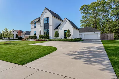 8228 Oakridge Dr, Baton Rouge, LA 70810