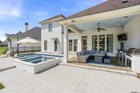 9421 St Andrews Ct, Denham Springs, LA 70726