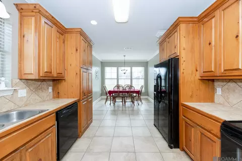 Kitchen - 13366 Autumn Run Dr, Walker, LA 70785 photo 4 of 4