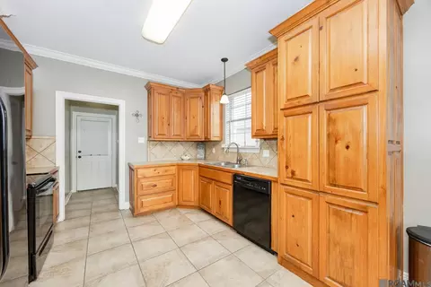 Kitchen - 13366 Autumn Run Dr, Walker, LA 70785 photo 3 of 4