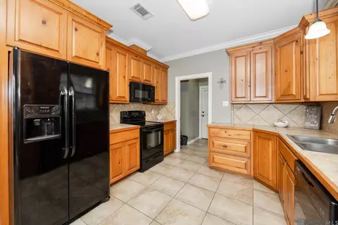 Kitchen - 13366 Autumn Run Dr, Walker, LA 70785 photo 2 of 4
