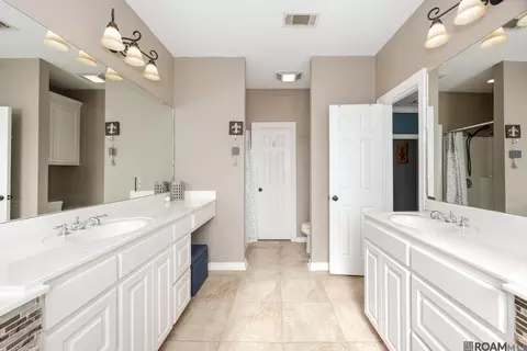 Bath - 13366 Autumn Run Dr, Walker, LA 70785 photo 2 of 5