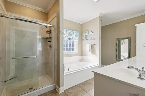 Bath - 34113 Spring Lake Dr, Walker, LA 70785 photo 2 of 4
