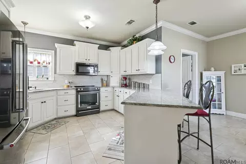 Kitchen - 34113 Spring Lake Dr, Walker, LA 70785 photo 1 of 2